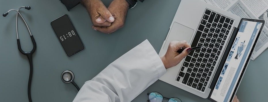 L'assurance Prévoyance entreprise - Un bureau avec un ordinateur portable est des outils de médecine