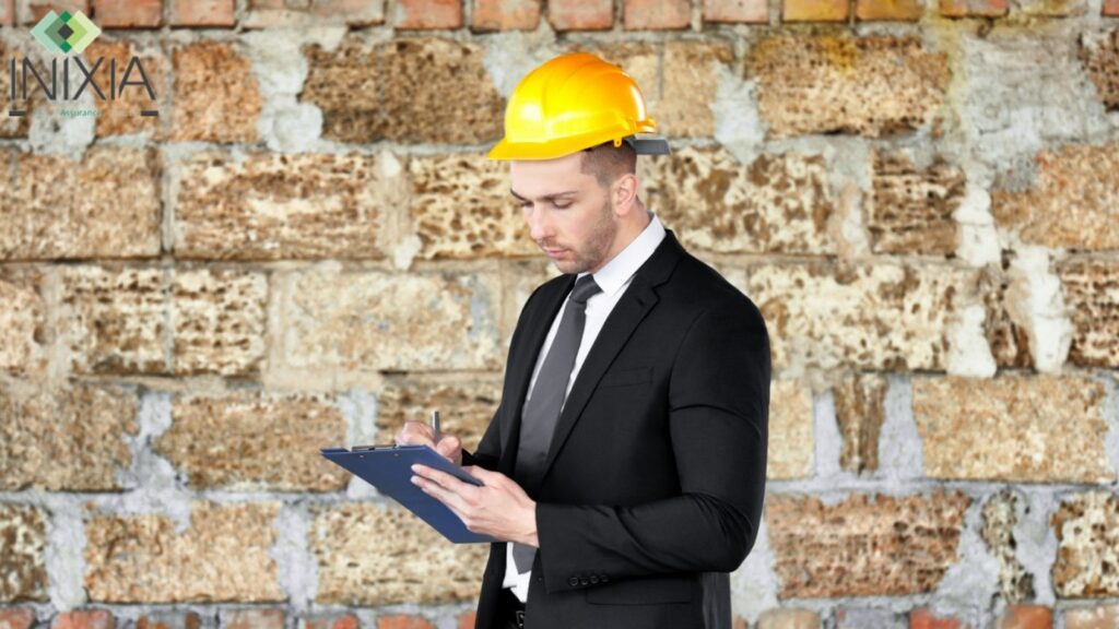 Image INIXIA - "Un homme en costar cravate avec un casque de chantier est devant un mur en pierre"