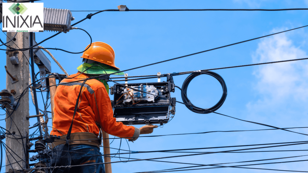 Image INIXA - "Un homme en hauteur installe des câbles électriques"