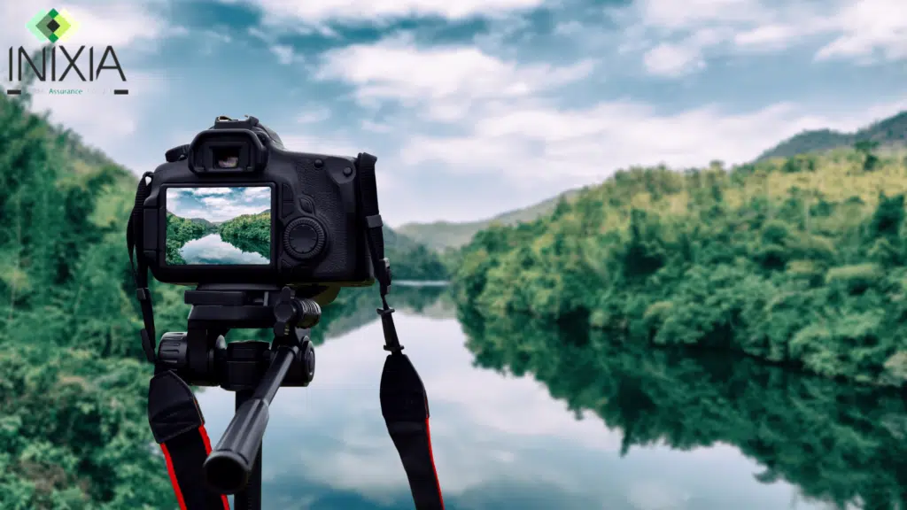 Image INIXIA - "Un appareil photo devant un paysage magnifique, une rivière et forêts"
