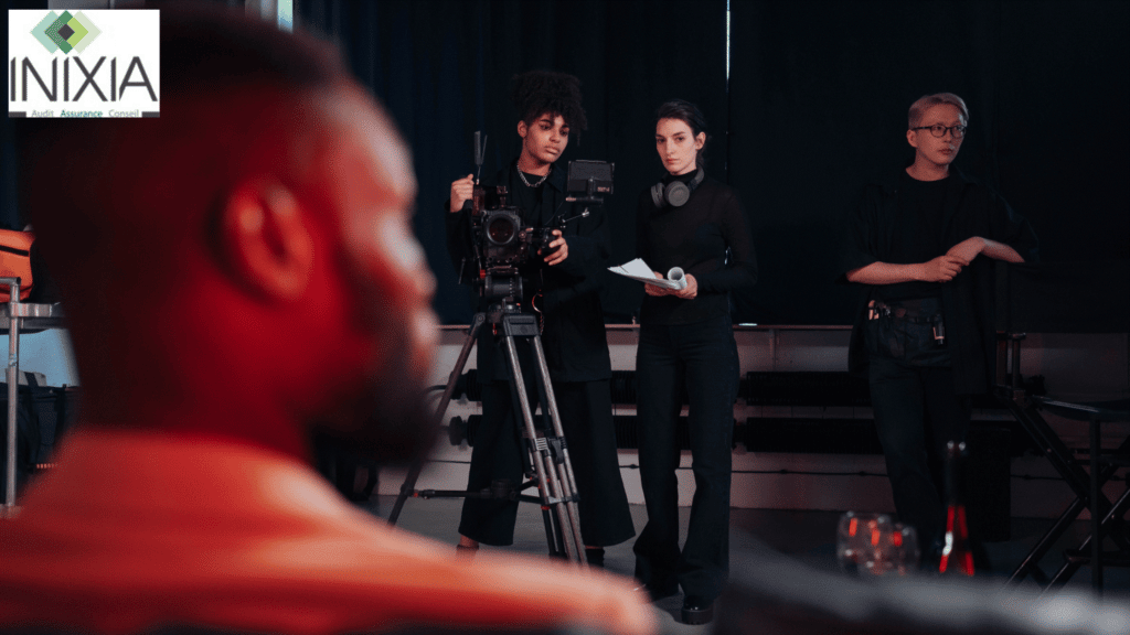 Image INIXIA -"Un homme dans un studio de tournage se fait filmer par 3 personnes"