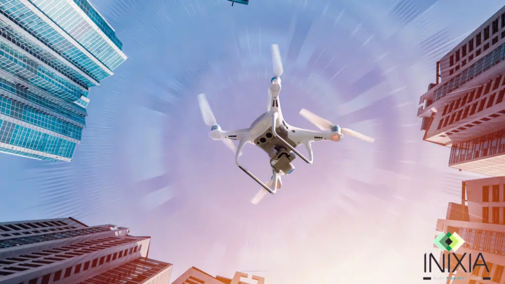 "Un drone qui s'envole vers un ciel bleu"