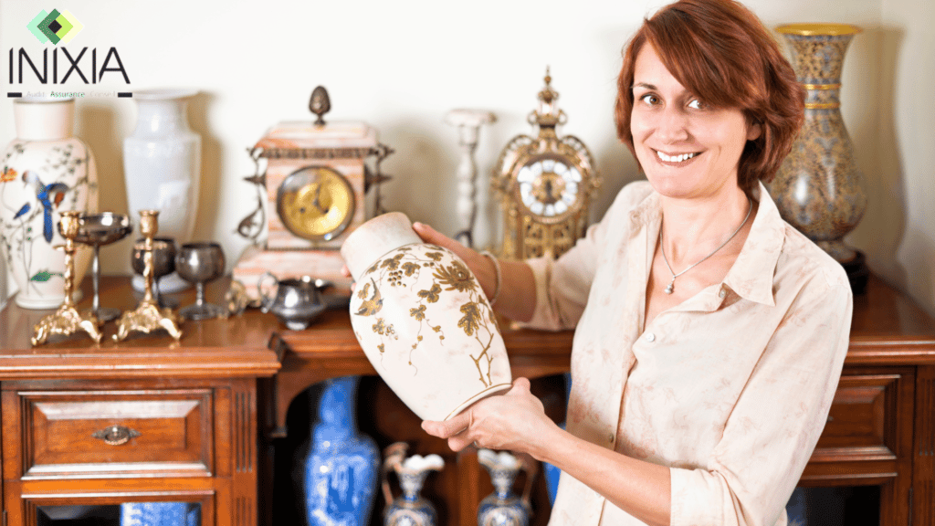 "Une femme avec un sourire qui montre sa collection de vase" - Image INIXIA