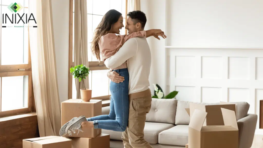 Une femme dans les bras d'un homme qui se font un sourire à tous les deux.