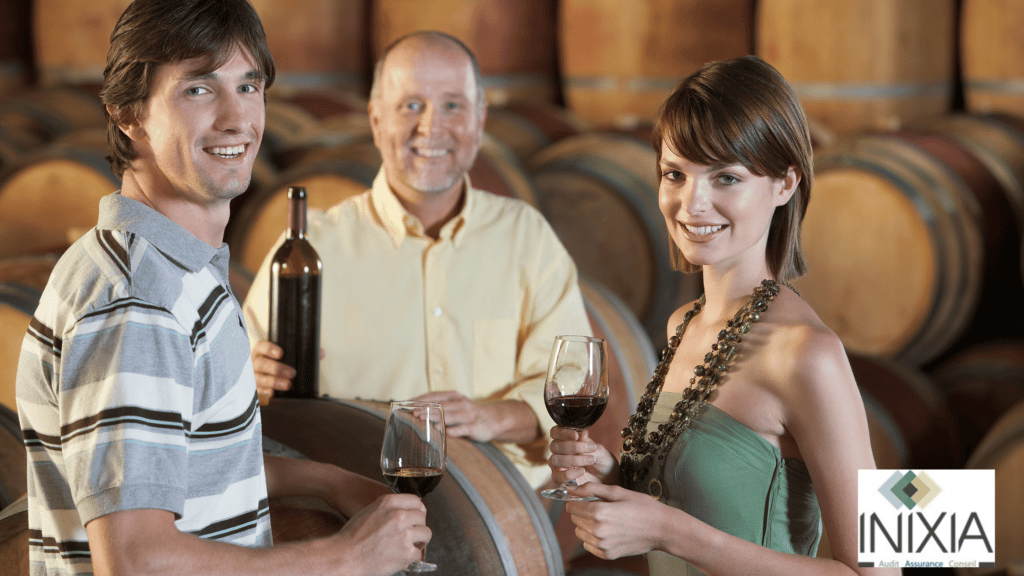 Trois personnes dans une Cave qui déguste du vin avec un sourire. - Image INIXIA - RC PRO Caviste