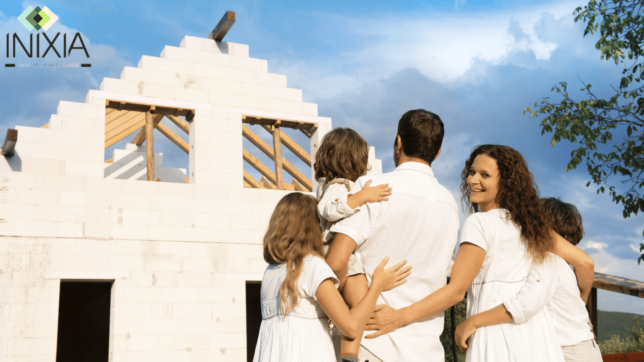 Assurance de prêt Résidence Secondaire - Une maison en construction est une famille devant.