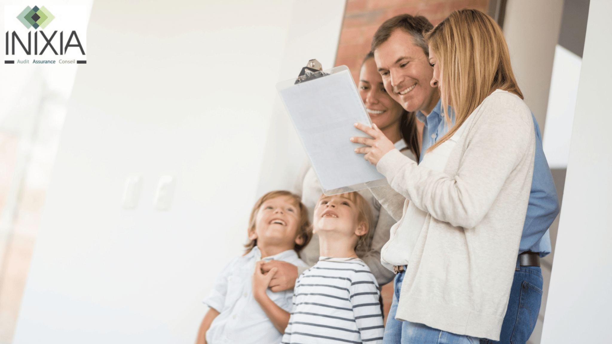 Une famille, un homme, une femme et deux enfants avec le sourire à la sortie de leur maison avec une femme regardent un contrat d'assurance de prêt.