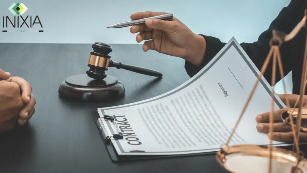 Sur une table, il y a les mains de deux personnes en face-à-face. Il y a aussi un contrat, une balance et un marteau de juge.