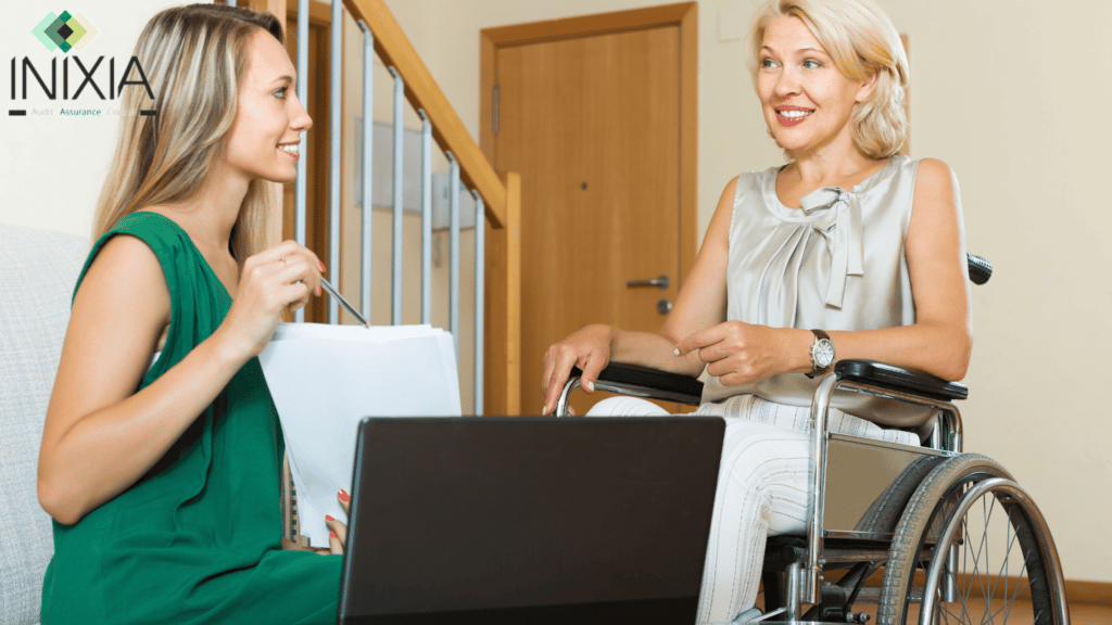 Dans un salon, une femme dans une chaise roulante regarde sa fille. Elles ont toute les deux un grand sourire.