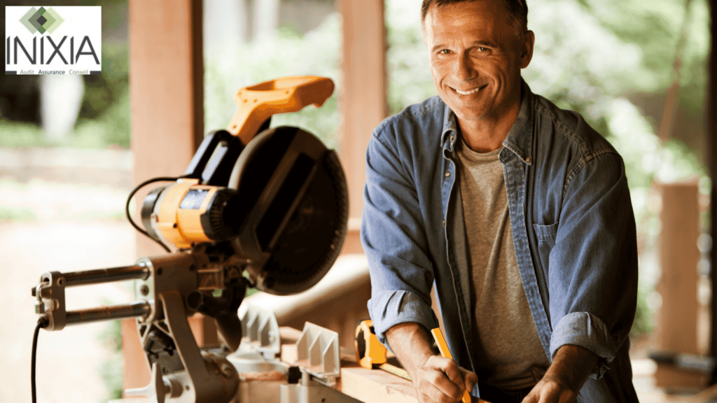 Garantie Décennale Menuisier - Un menuisier vérifie la qualité du bois dans un atelier de menuiserie avec le sourire