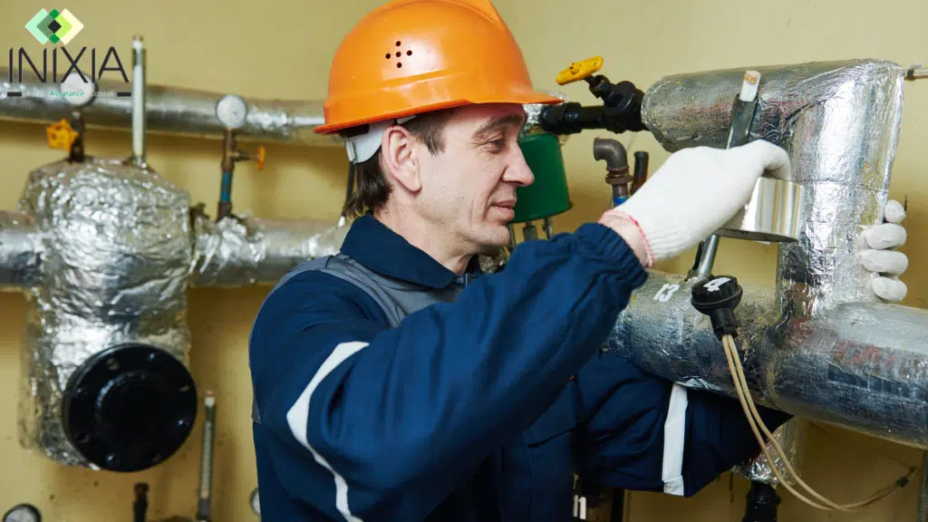 Une personne installe le système de chauffage avec le sourire