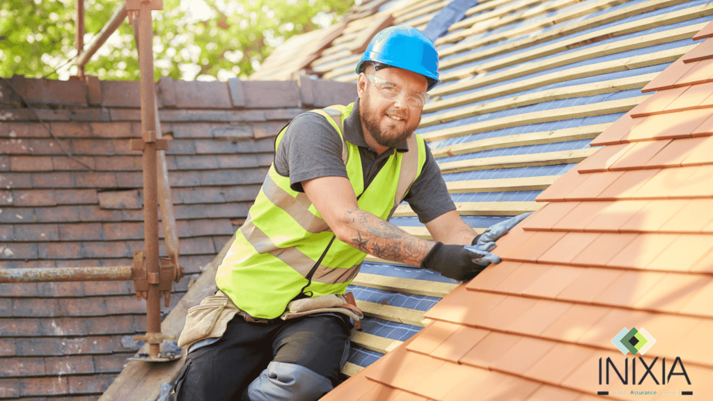 Garantie Décennale Couvreur : Un couvreur fait la toiture d'une maison avec sourire