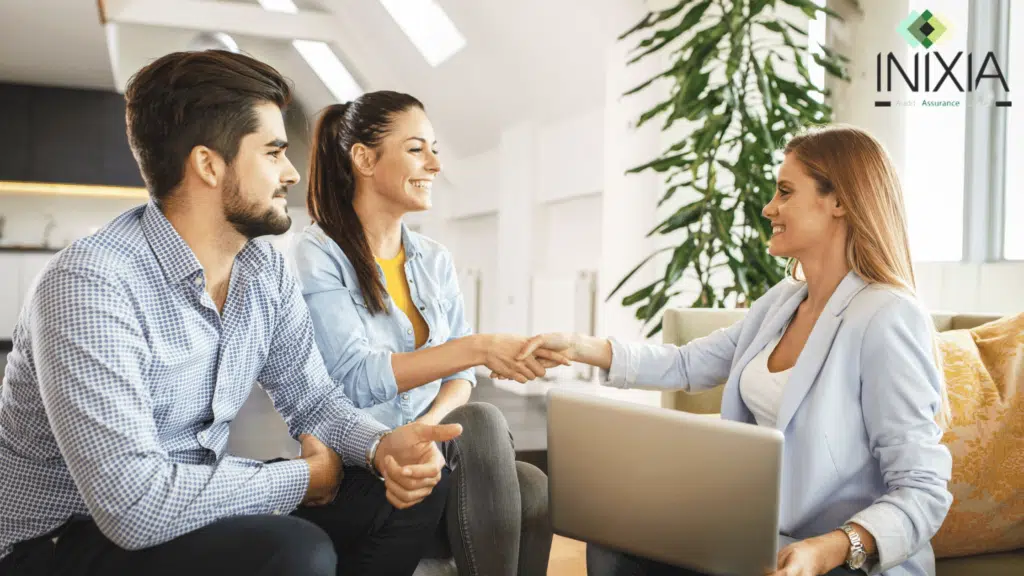 RC PRO Métier de l'immobilier - Une prometteuse immobilière serre la main, avec le sourire, de la propriétaire du bien qui accompagner de son marie.