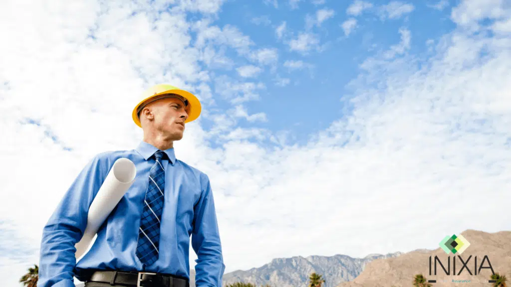 Assurance PNO Aménageur lotisseur - Un aménageur lotisseur en chemise cravate avec un casque de chantier regarde son nouveau bien.