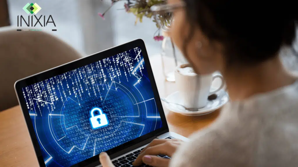RC PRO Consultant en cybersécurité - Une femme devant un ordinateur.