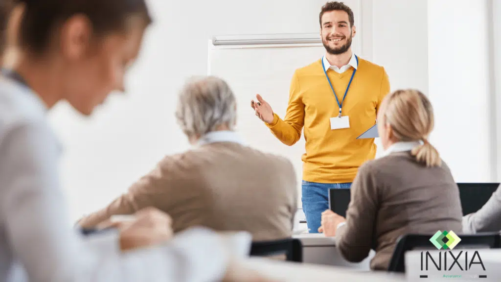 RC PRO Consultant en formation - Un consultant en formation donne son analyse à une équipe de formateur