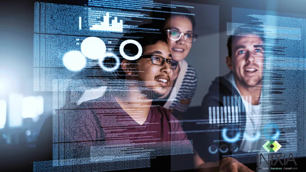 RC PRO Développeur de logiciel - Trois développeurs informatiques de logiciel regarde un codage sur un écran transparent
