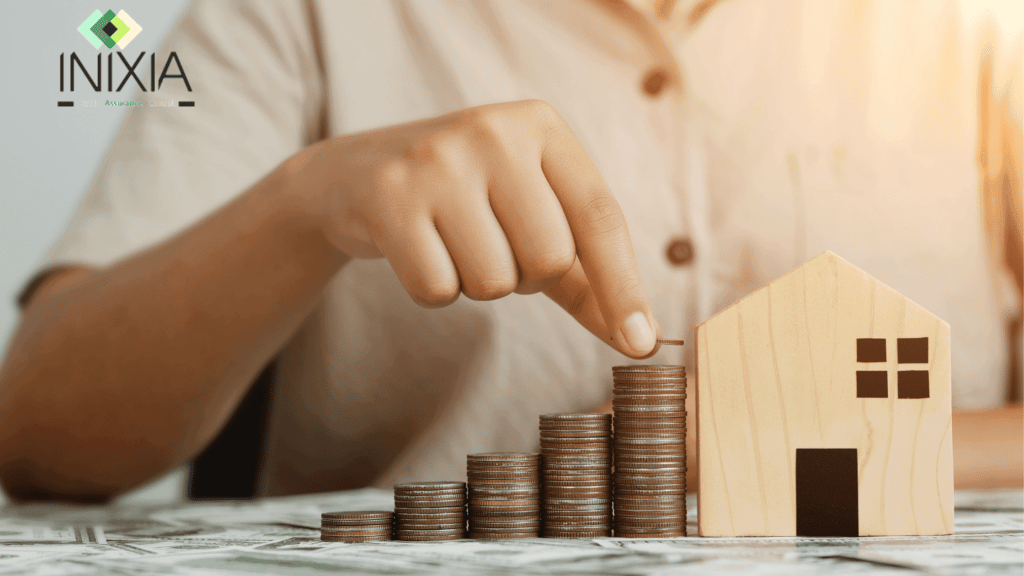 Assurance emprunteur et durée du crédit immobilier mode d’emploi - Sur une table, il y a une maquette d'une maison et une montagne de pièce