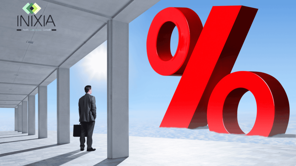 Changer d’assurance emprunteur modifie-t-il le taux d’intérêt - Un homme en costume dans un hall regarde un pourcentage dans les nuages