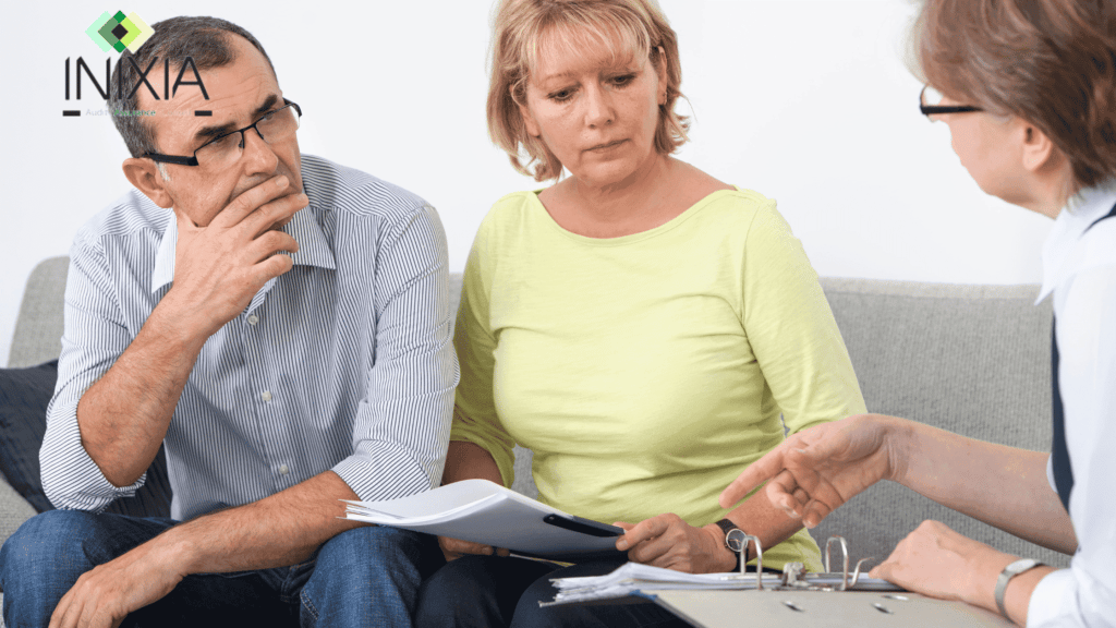 Comment résilier son assurance emprunteur simplement - Un couple est entrain de résilier leur contrat d'assurance emprunteur