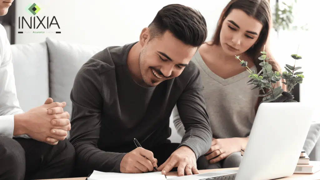 Assurance emprunteur contrat groupe ou délégation d'assurance - Un homme signe un contra d'assurance avec le sourire