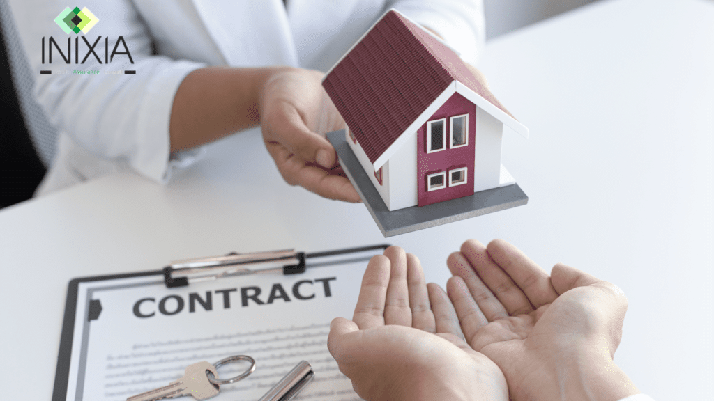 Assurance emprunteur et rachat de crédit - Une personne donne une maquette de maison après avoir signé un contrat