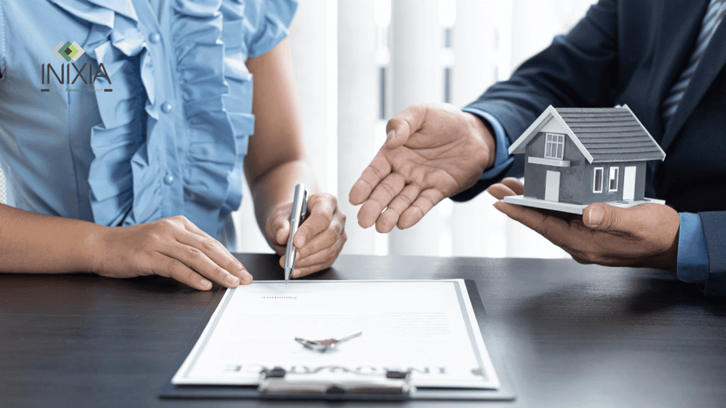 Quelle assurance emprunteur souscrire pour un bien loué en colocation - Une personne signe un contrat d'assurance emprunteur