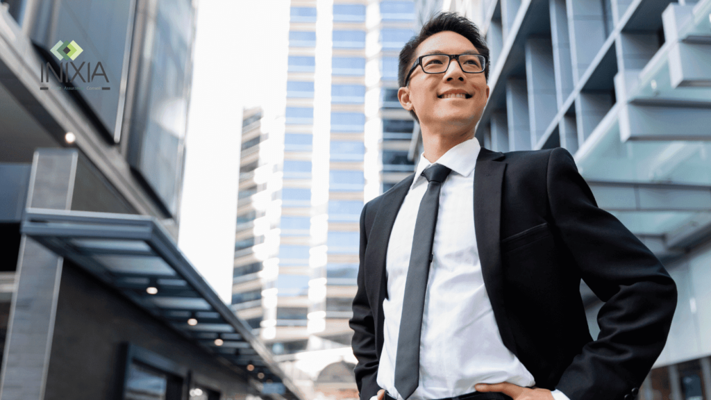 Un homme en costume-cravate avec le sourire, se tenant devant des biens professionnels, regarde l'horizon