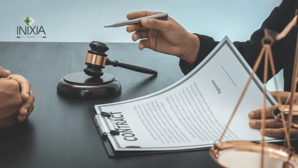 Une feuille et un contrat d'assurance 
