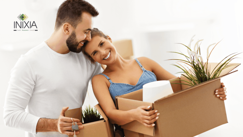 Un couple, d'un homme et une femme emménage quelques affaires dans leur résidence secondaire.