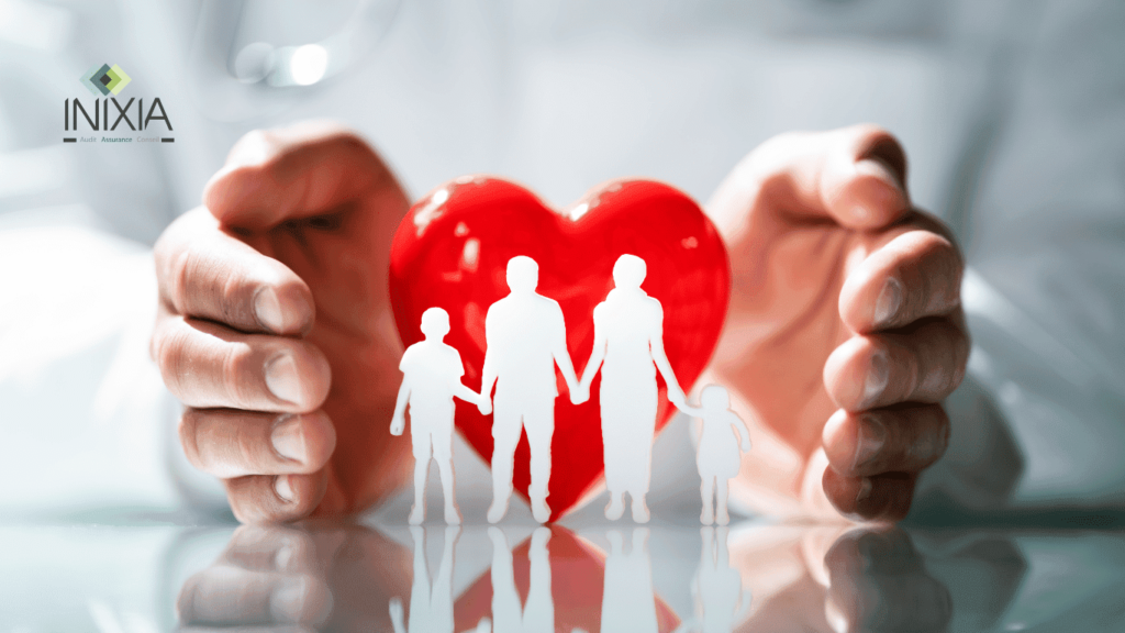 Une famille en papier devant un cœur et entourée d'une main