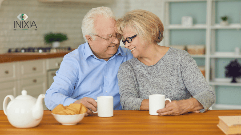 Un couple de seniors savoure un café avec joie dans la chaleur de leur cuisine