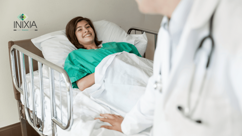 Sur un lit d'hôpital, une femme offre un large sourire au médecin qui l'approche.