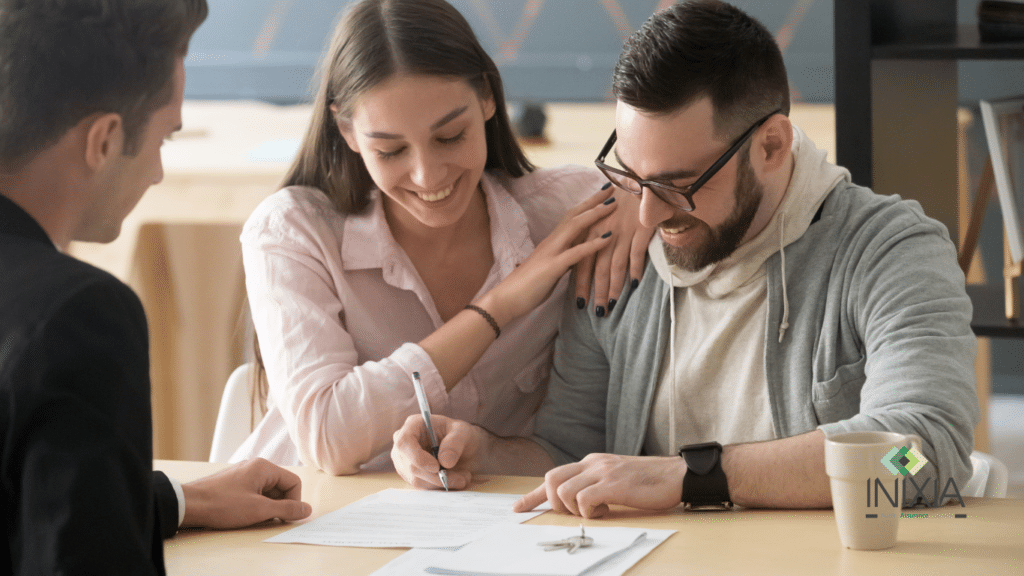 Un homme et une femme co-emprunteurs signent l'acte d'achat d'un bien.