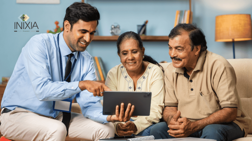 Un conseiller d'INIXIA présentant du contenu sur une tablette à un couple âgé souriant dans un cadre familial, symbolisant l'assistance en matière d'assurance pour toutes les générations.