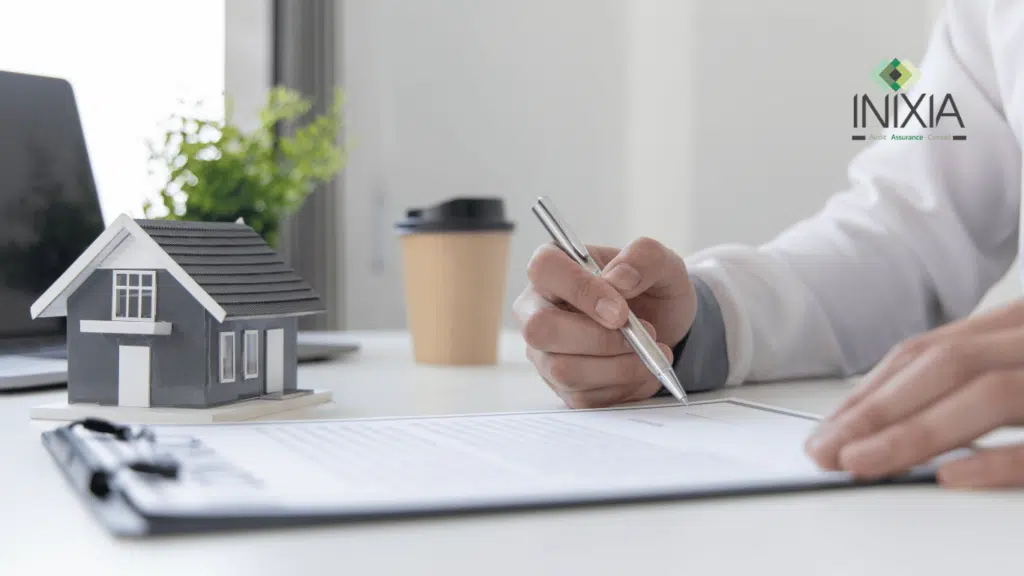 Un professionnel d'INIXIA signant un document important à côté d'une maquette de maison, symbolisant l'engagement envers la sécurité et le conseil dans l'assurance immobilière