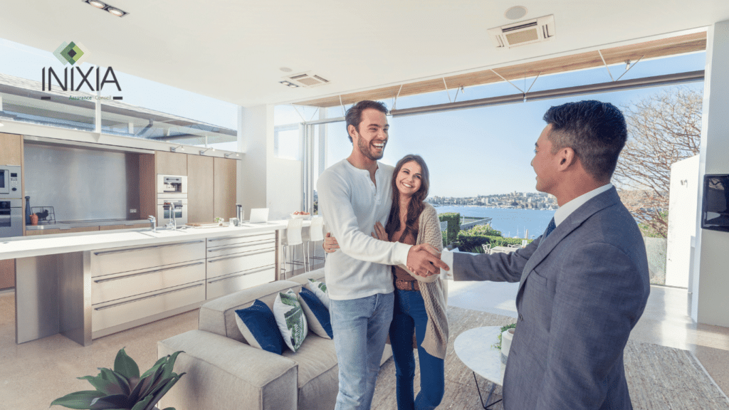 Couple heureux serrant la main d'un agent immobilier dans leur nouvelle maison de luxe avec logo INIXIA en haut à gauche.