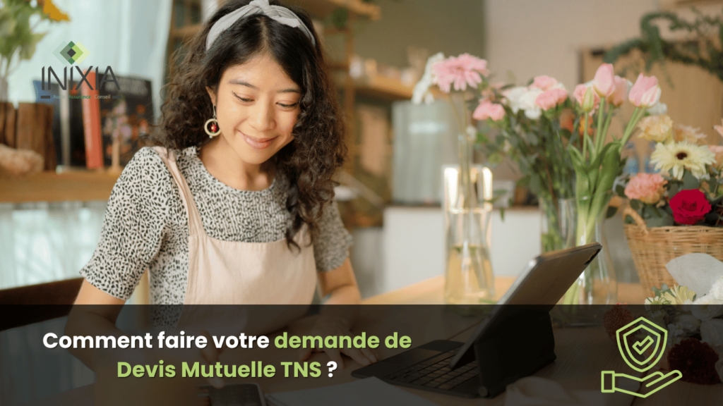 Une femme souriante travaillant sur son ordinateur portable dans un intérieur lumineux décoré de fleurs fraîches, avec le logo d'INIXIA en haut à gauche et le texte "Comment faire votre demande de Devis Mutuelle TNS ?" en surimpression