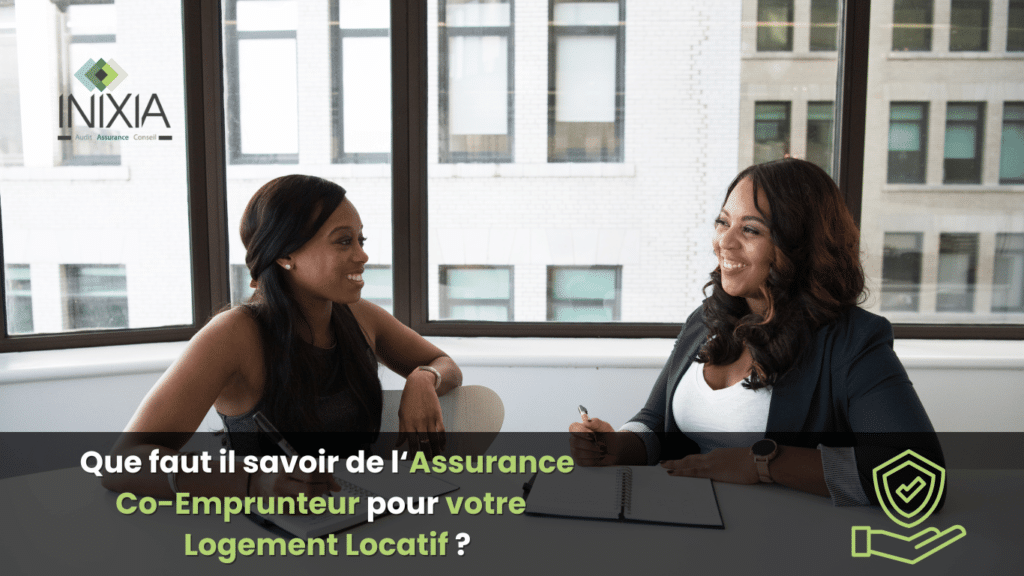 Deux professionnelles souriantes assises à une table de réunion avec le logo d'INIXIA en surimpression et un texte "Que faut il savoir de l'Assurance Co-Emprunteur pour votre Logement Locatif ?"