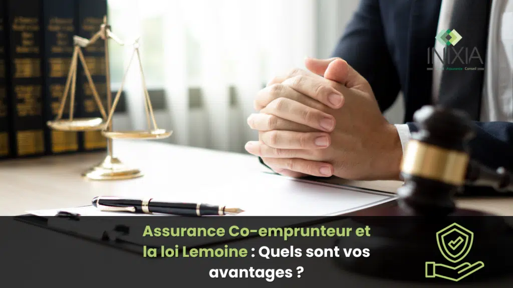 Une image montrant une personne en costume assise à un bureau avec des livres, une balance de la justice, et un stylo. Le texte “Assurance Co-emprunteur et la loi Lemoine : Quels sont vos avantages ?” et le logo INIXIA sont également visibles.