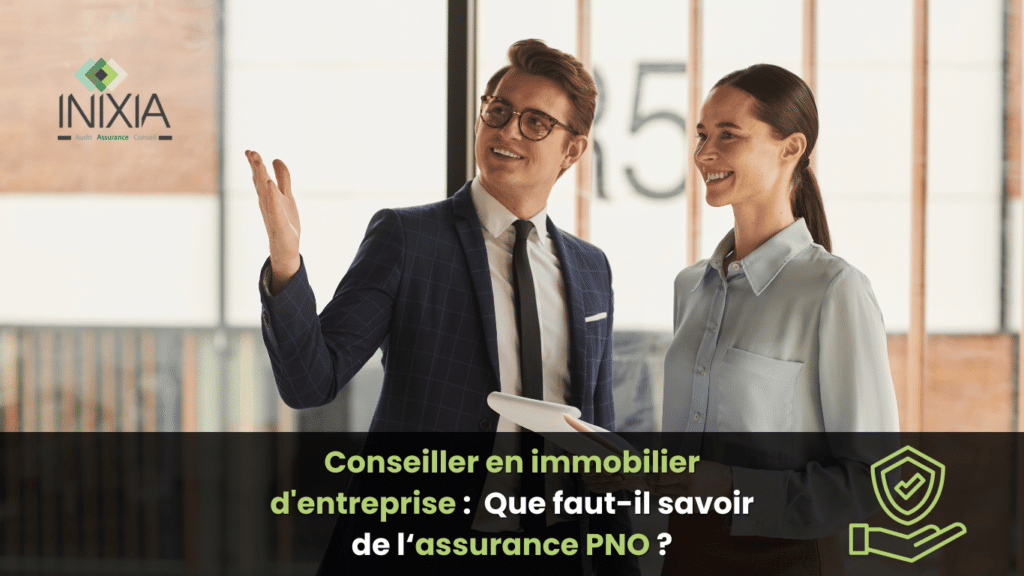 Deux professionnels de l'immobilier d'entreprise souriants, un homme et une femme, debout dans un bureau moderne avec le logo d'INIXIA et un texte en français sur l'assurance PNO (Propriétaire Non Occupant).
