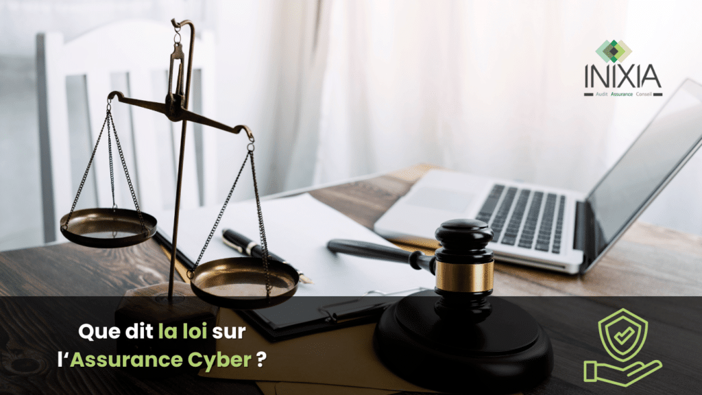 Balance de la justice et marteau de juge à côté d'un ordinateur portable sur un bureau, avec le logo INIXIA et le texte 'Que dit la loi sur l'Assurance Cyber ?