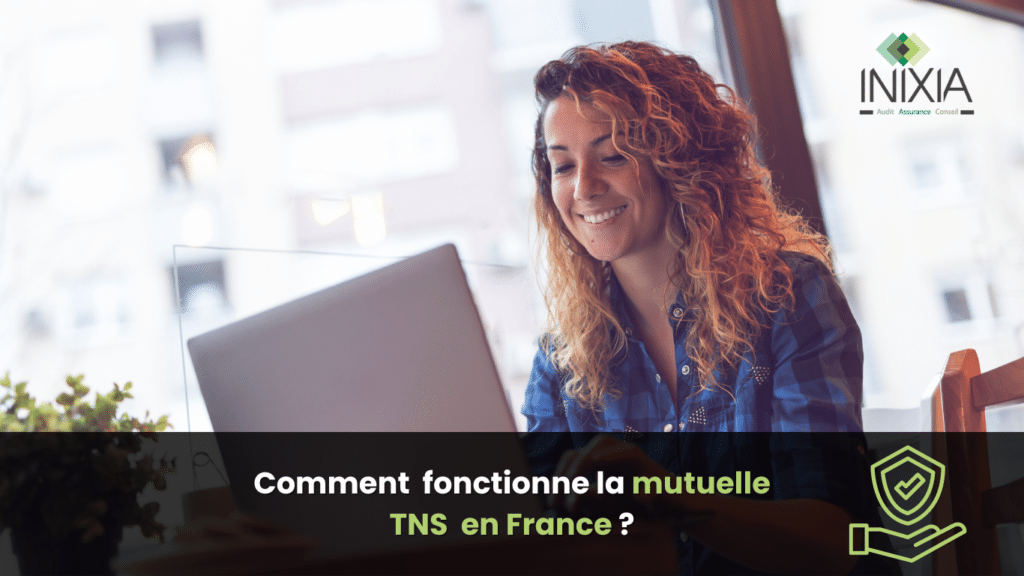 Une entrepreneure souriante travaillant sur son ordinateur portable dans un bureau lumineux avec le logo d'INIXIA et la question "Comment fonctionne la mutuelle TNS en France 