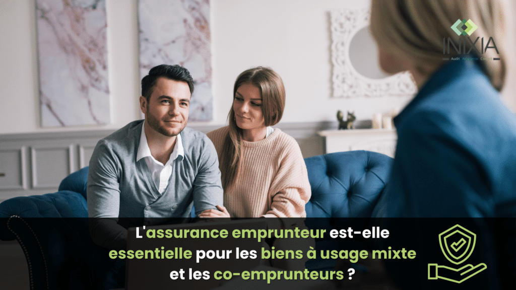 Deux personnes avec leurs visages floutés sont assises sur un canapé, discutant avec une troisième personne sur "l'assurance emprunteur pour les biens à usage mixte et les co-emprunteurs". Un texte en français et le logo d’INIXIA sont également visibles dans l’image.