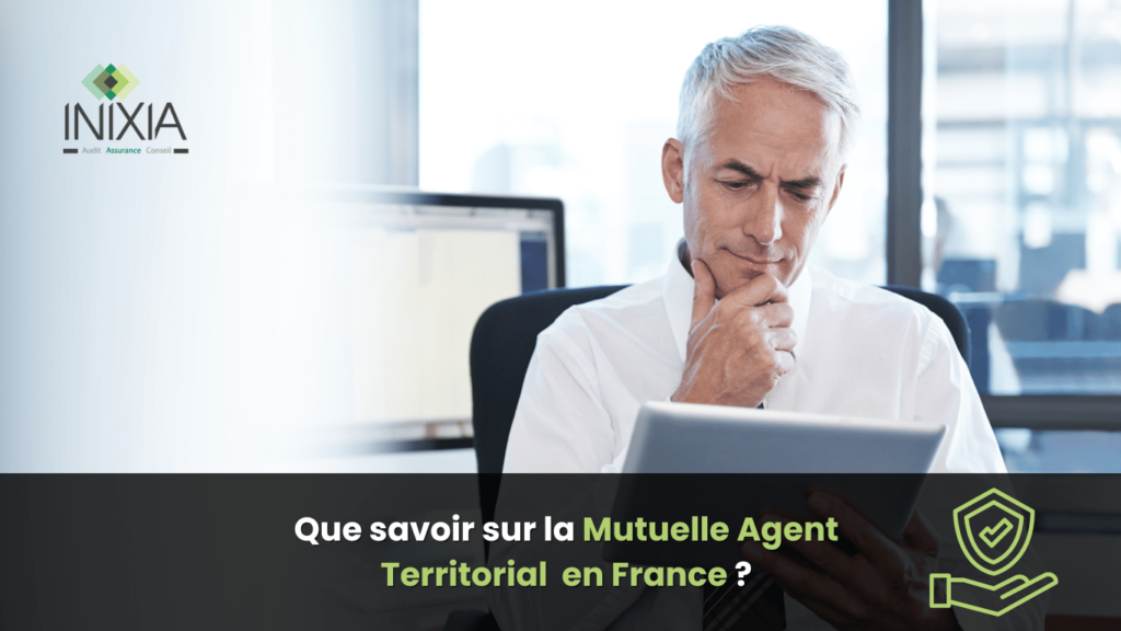 Un individu non identifié est assis dans un bureau, tenant une tablette et regardant l’écran d’un ordinateur. Le logo d’INIXIA et une question sur la Mutuelle Agent Territorial en France sont également visibles.