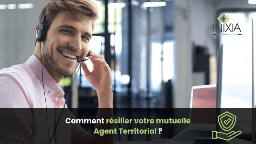 Homme souriant avec un casque de service clientèle devant un ordinateur avec le logo INIXIA et le texte 'Comment résilier votre mutuelle Agent Territorial ?' en surimpression."