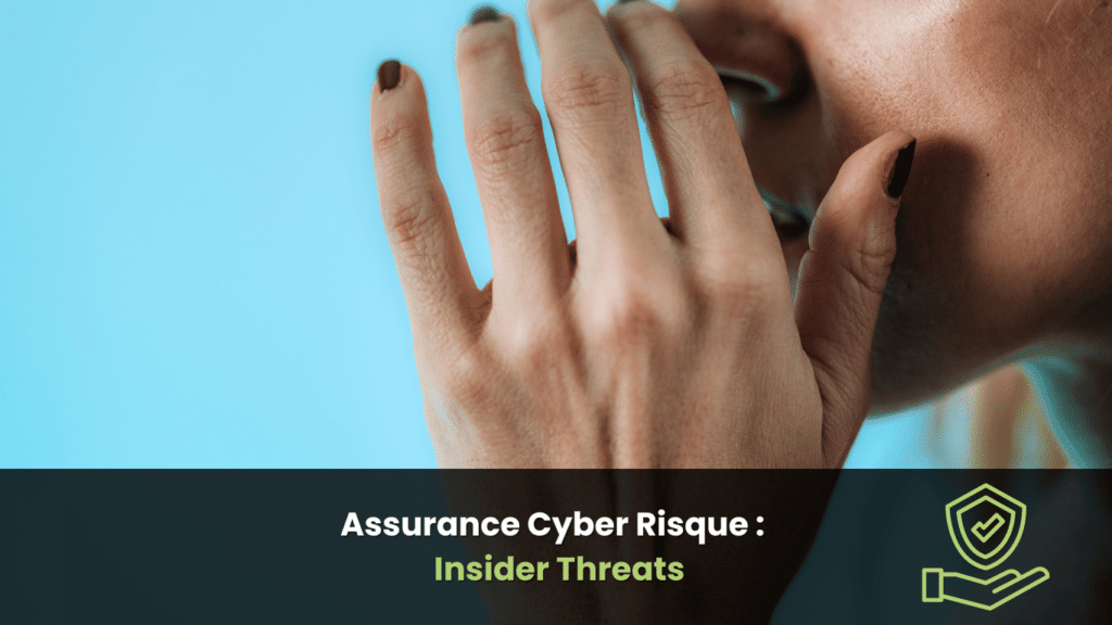 “Une personne tenant sa main près de la bouche sur un fond bleu clair avec le texte ‘Assurance Cyber Risque: menaces internes’ indiquant une discussion sur les risques de sécurité liés aux menaces internes.”