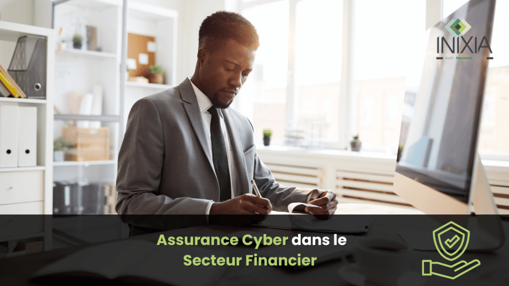 Un individu dans un bureau, travaillant sur un ordinateur avec le texte “Assurance Cyber dans la Finance” affiché en bas.