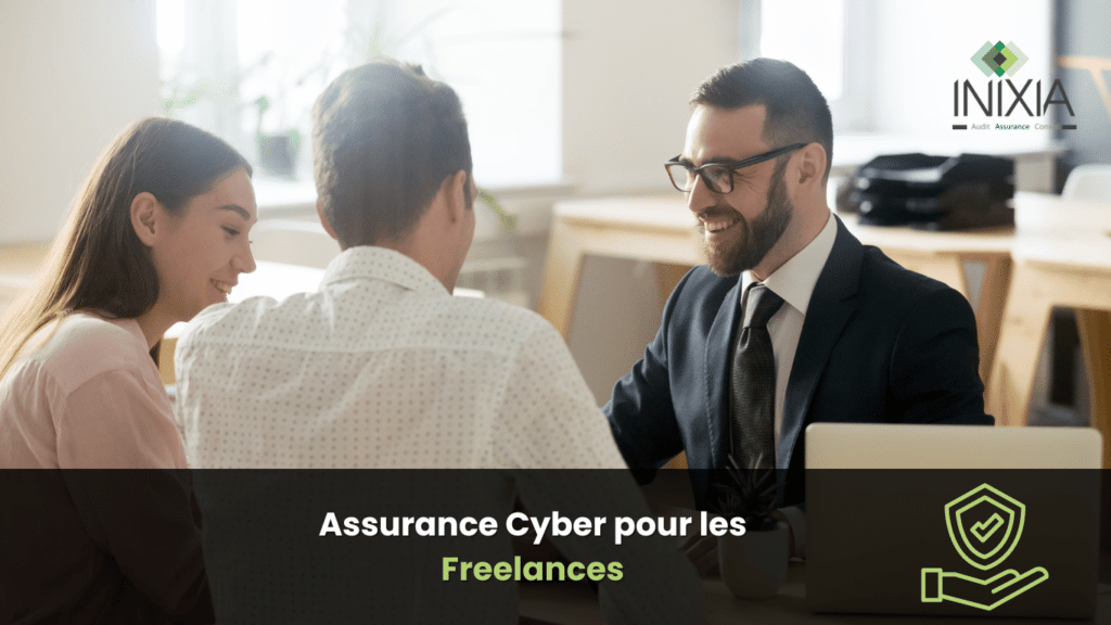 “Trois personnes assises autour d’une table, discutant de l’assurance cyber, avec le texte ‘Assurance Cyber pour les Freelances’ et le logo INIXIA affiché en bas.”