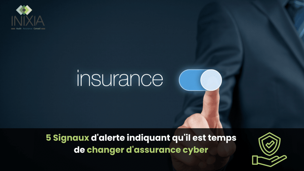 Une personne en costume pointe le mot “assurance” sur une interface numérique, avec du texte en français qui se traduit par “5 signaux d’alerte indiquant qu’il est temps de changer d’assurance cyber,” accompagné d’une icône de bouclier avec une coche en dessous.